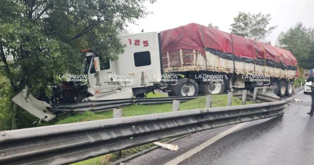 Tráiler se sale del camino sobre la Autopista México-Tuxpan Tráiler se sale del camino sobre la Autopista México-Tuxpan