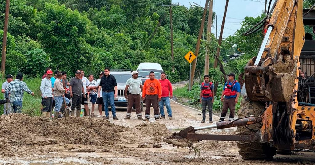 Liberan vías de comunicación afectadas por lluvias Liberan vías de comunicación afectadas por lluvias
