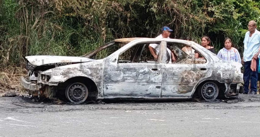 Automóvil se incendia; queda en pura chatarra Automóvil se incendia; queda en pura chatarra