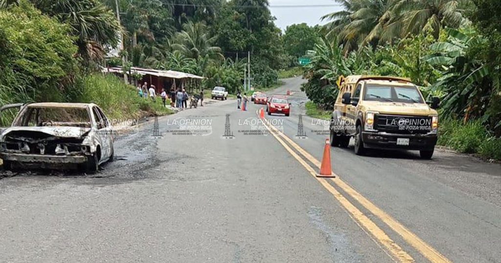 Automóvil se incendia; queda en pura chatarra Automóvil se incendia; queda en pura chatarra