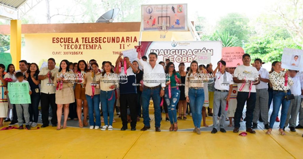 Alumnos de Tecoxtempa II beneficiados con un techado Alumnos de Tecoxtempa II beneficiados con un techado