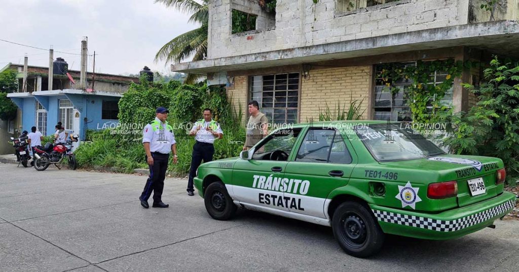 ¡Pareja en moto es derribada por taxista!