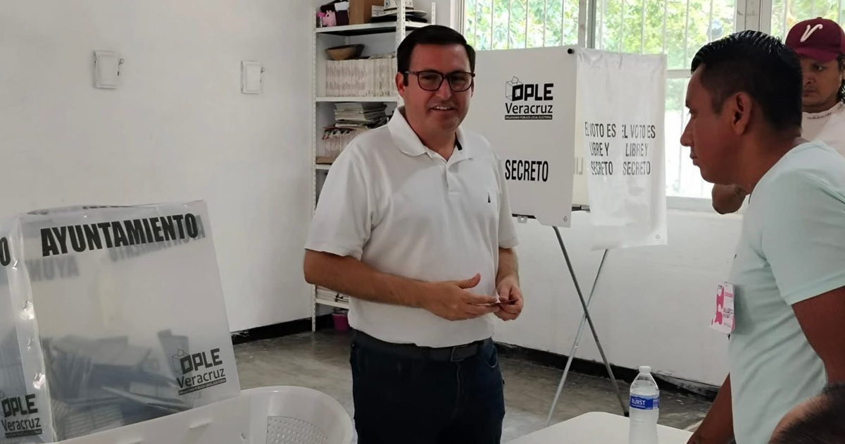 Gonzalo Flores, emite su voto casilla básica de la sección 2899 Gonzalo Flores, emite su voto casilla básica de la sección 2899