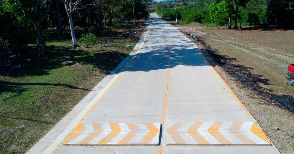 Leobardo Gómez González continúa entregando obras
