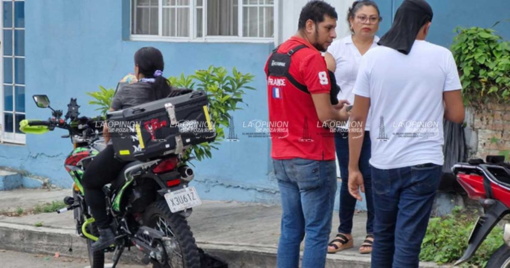 ¡Pareja en moto es derribada por taxista!