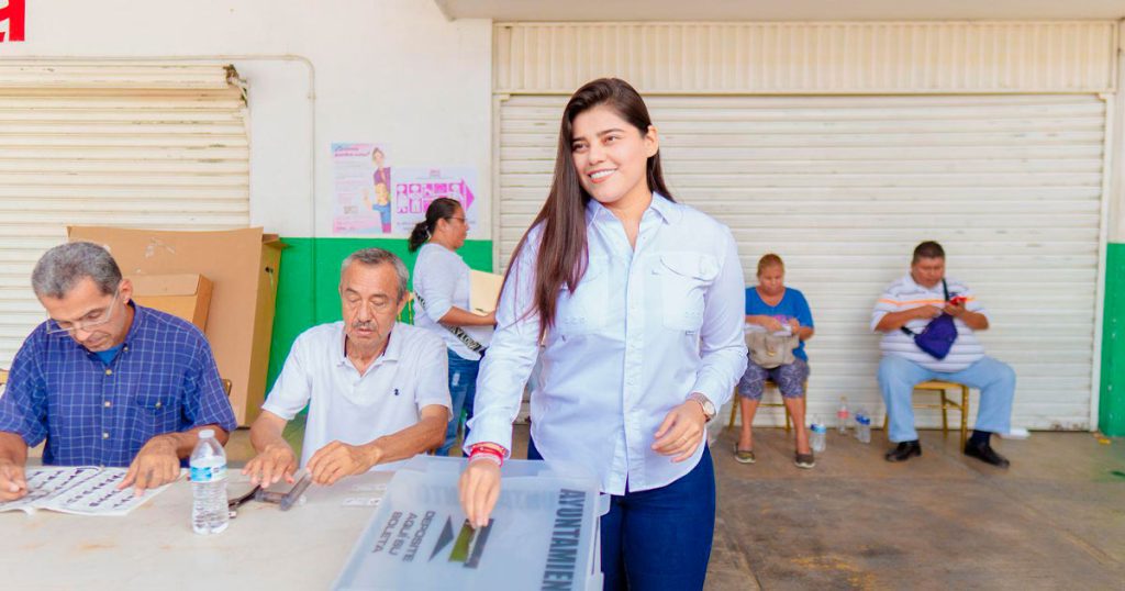 Adanely Rodríguez acude a ejercer su derecho al voto