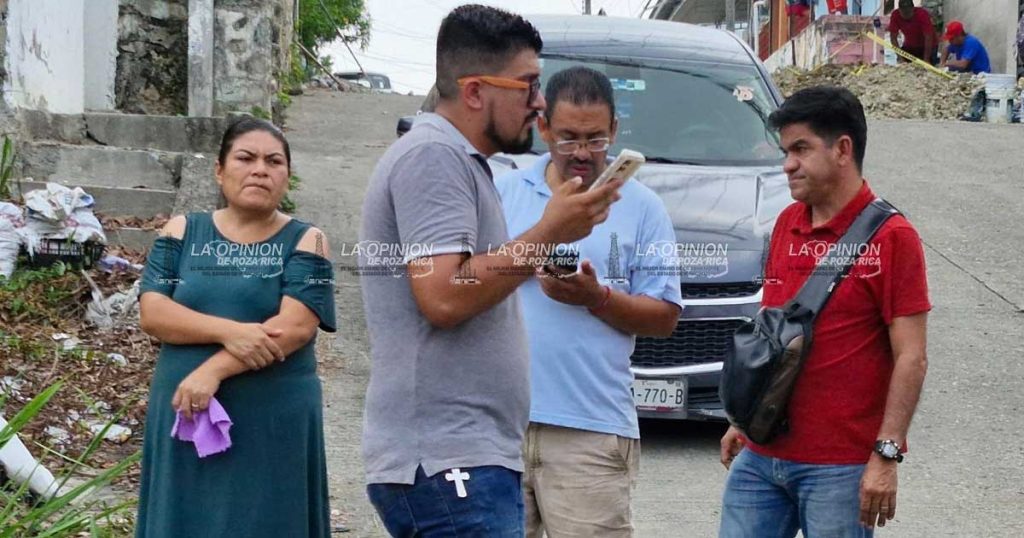 ¡Pareja en moto es derribada por taxista!