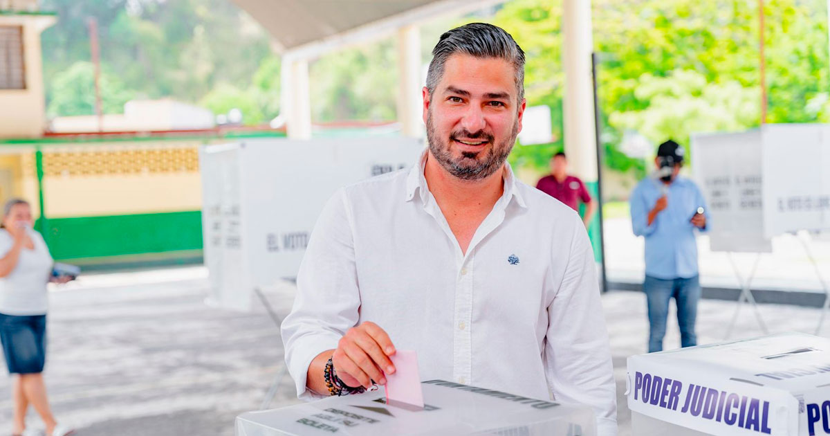 Daniel Cortina emite su voto Daniel Cortina emite su voto