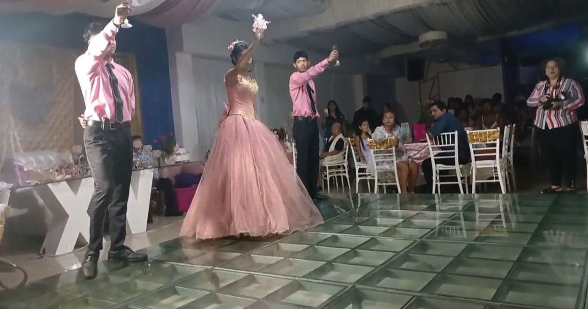 Gasta 50 mil en salón y se lo entregan sin servicios básicos Gasta 50 mil en salón y se lo entregan sin servicios básicos