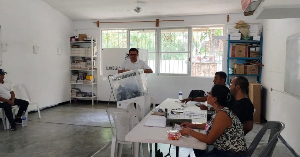 Gonzalo Flores, emite su voto casilla básica de la sección 2899