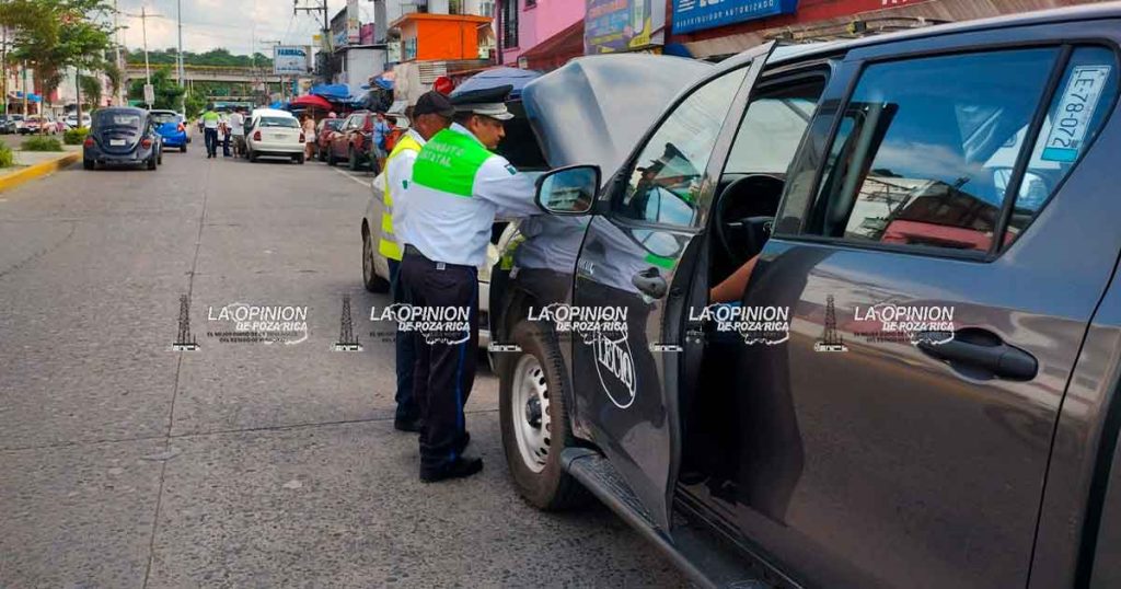 Brinda Tránsito del Estado apoyo a vehículos descompuestos Brinda Tránsito del Estado apoyo a vehículos descompuestos