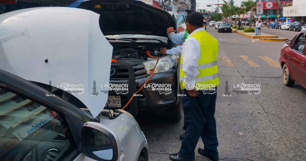 Brinda Tránsito del Estado apoyo a vehículos descompuestos Brinda Tránsito del Estado apoyo a vehículos descompuestos
