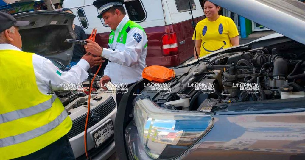 Brinda Tránsito del Estado apoyo a vehículos descompuestos Brinda Tránsito del Estado apoyo a vehículos descompuestos