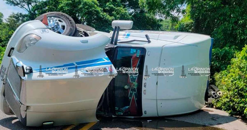 Pesada unidad volcó en Piedra Azul