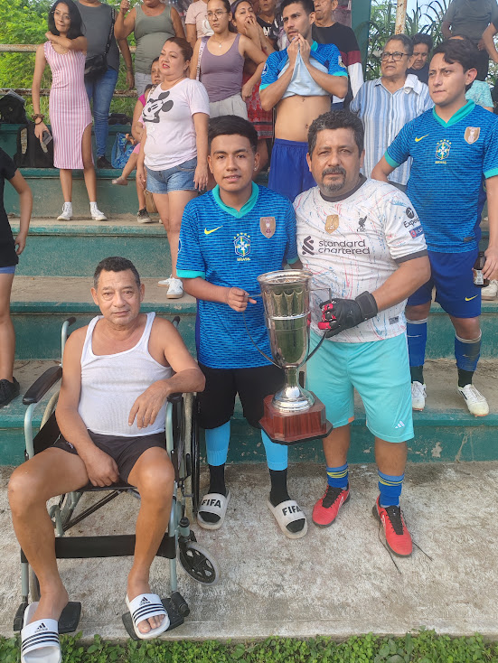 ¡Ponen la cereza en el pastel en la 2DA J!