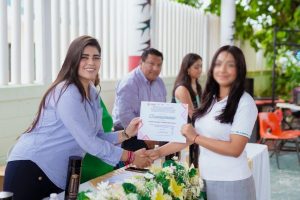 Adanely lleva cama hospitalaria a joven postrado en cama