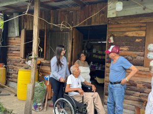 Adanely lleva cama hospitalaria a joven postrado en cama