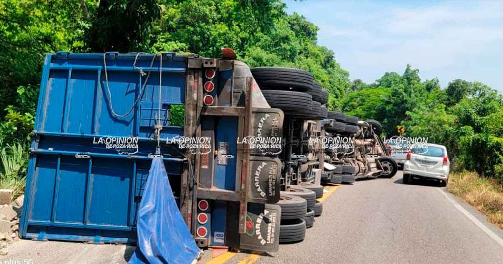 Pesada unidad volcó en Piedra Azul Pesada unidad volcó en Piedra Azul