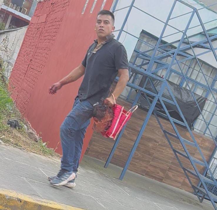 ¡Con cabeza humana en mano se paseaba como si nada!