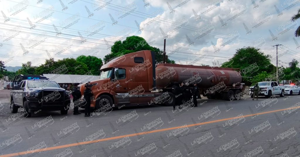 Detienen a operador de pipa Detienen a operador de pipa