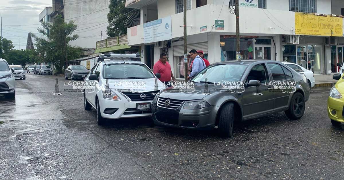 Choca por no respetar señal de alto Choca por no respetar señal de alto