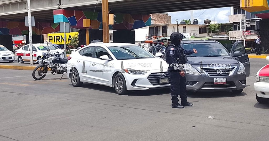 Imprudente mujer provoca accidente Imprudente mujer provoca accidente