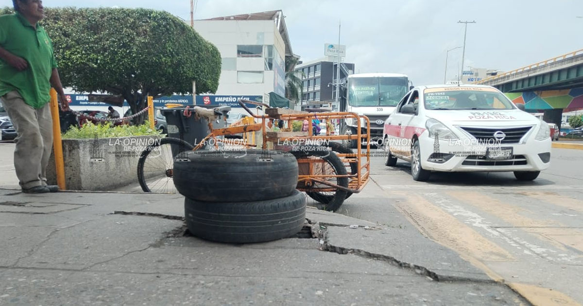 Con llantas tapan hoyos de rejillas rotas como medida de seguridad Con llantas tapan hoyos de rejillas rotas como medida de seguridad