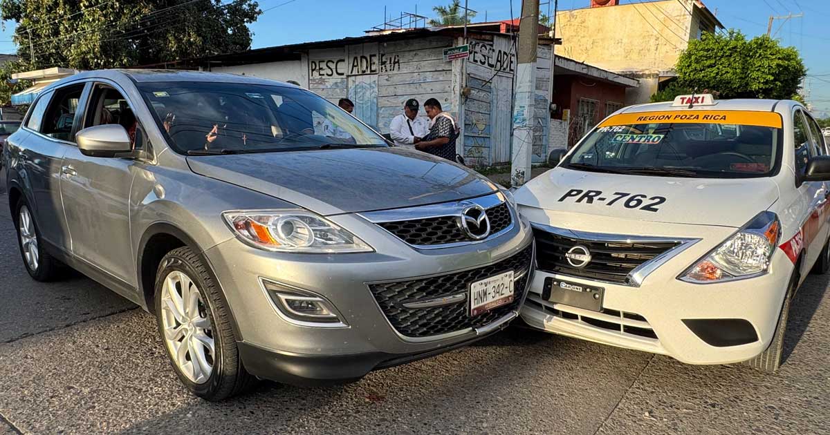 ¡Camioneta embiste taxi! ¡Camioneta embiste taxi!