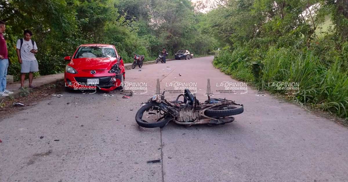 Chocan y abandonan sus vehículos en la carretera Chocan y abandonan sus vehículos en la carretera