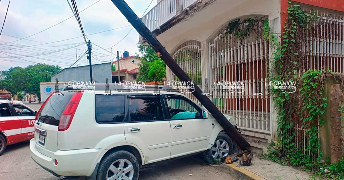 Camioneta se estrella contra poste de Telmex Camioneta se estrella contra poste de Telmex