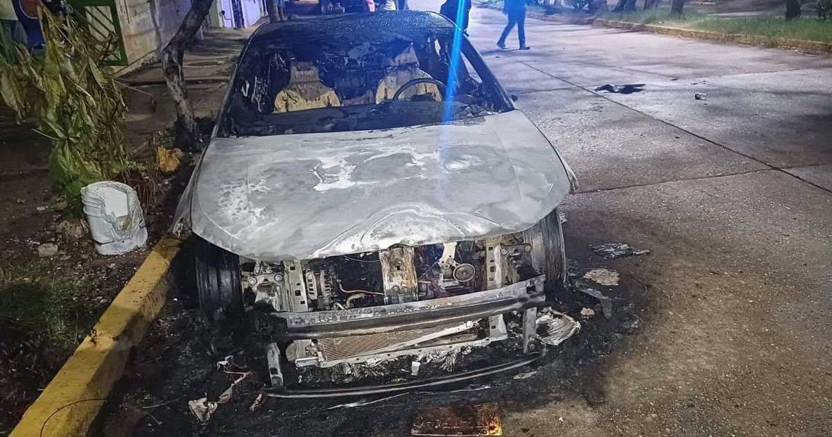 Incendian dos vehículos con bombas molotov Incendian dos vehículos con bombas molotov