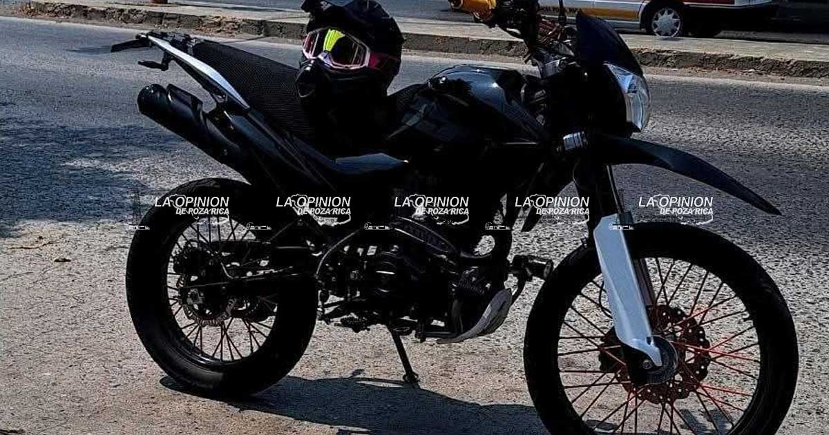 Le roban moto frente a su domicilio Le roban moto frente a su domicilio