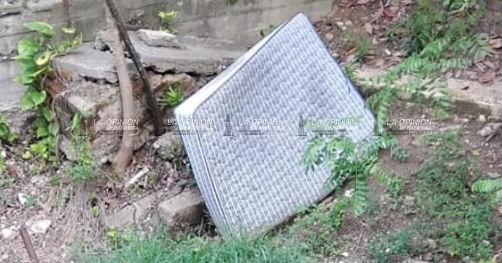 Tiran colchones en los arroyos de la ciudad; denuncian vecinos