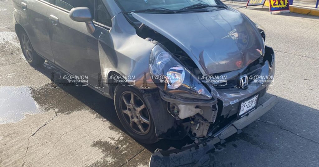 Se pasó el alto para chocar con taxi Se pasó el alto para chocar con taxi