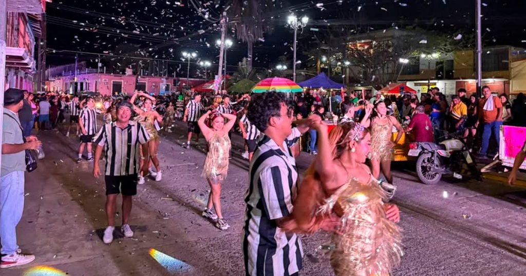 Jóvenes zamoreños mantienen tradición de comparsas Jóvenes zamoreños mantienen tradición de comparsas