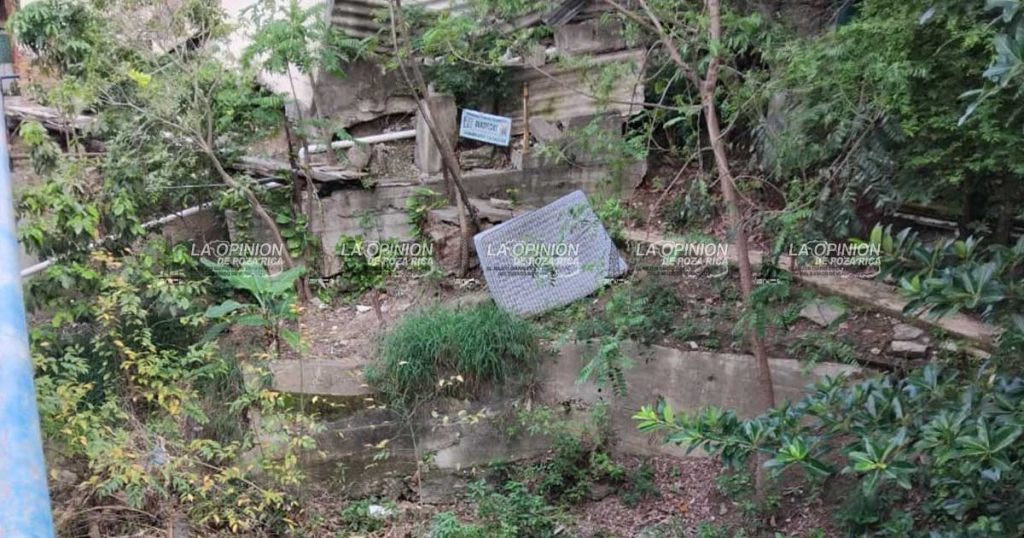 Tiran colchones en los arroyos de la ciudad; denuncian vecinos Tiran colchones en los arroyos de la ciudad; denuncian vecinos