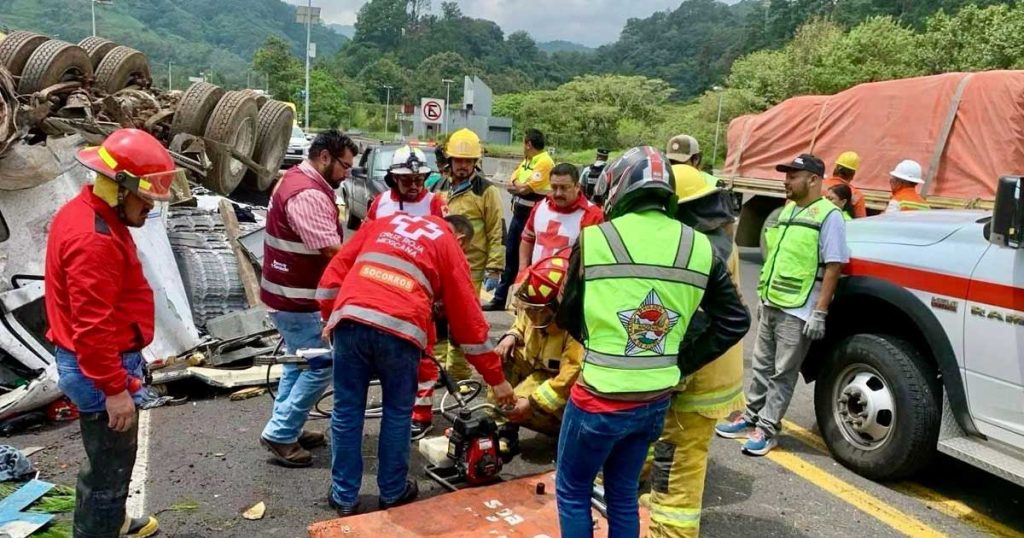 Niño muere tras volcadura de tráiler en la México–Tuxpan Niño muere tras volcadura de tráiler en la México–Tuxpan