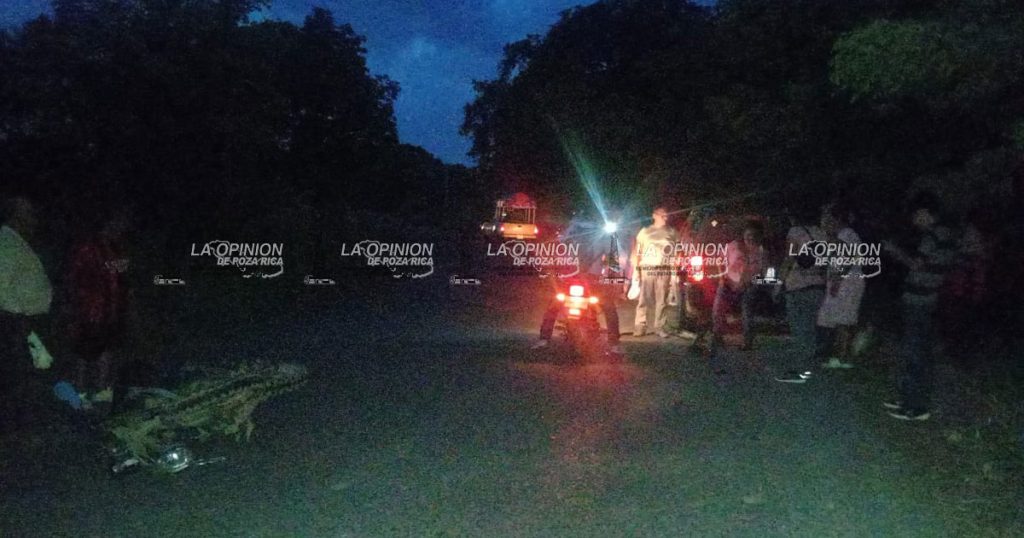 Choca motocicleta contra camioneta; dos lesionados Choca motocicleta contra camioneta; dos lesionados