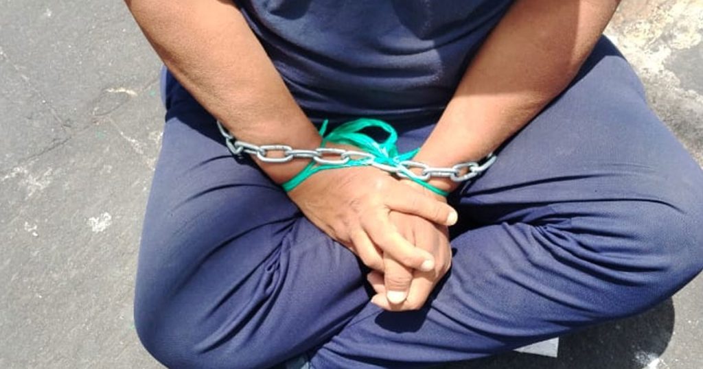 Se encadena a un poste coatzacoalqueño víctima de fraude inmobiliario y amenazas Se encadena a un poste coatzacoalqueño víctima de fraude inmobiliario y amenazas