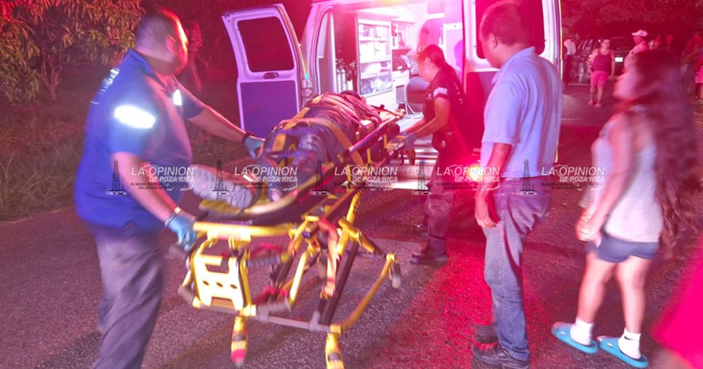 Choca motocicleta contra camioneta; dos lesionados Choca motocicleta contra camioneta; dos lesionados