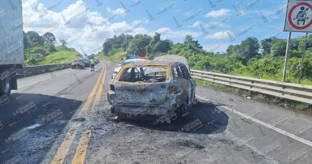 Camioneta reducida a chatarra Camioneta reducida a chatarra