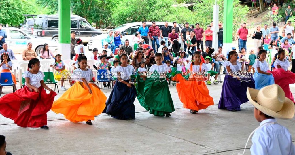 Promueven danzas y el folclor regional Promueven danzas y el folclor regional