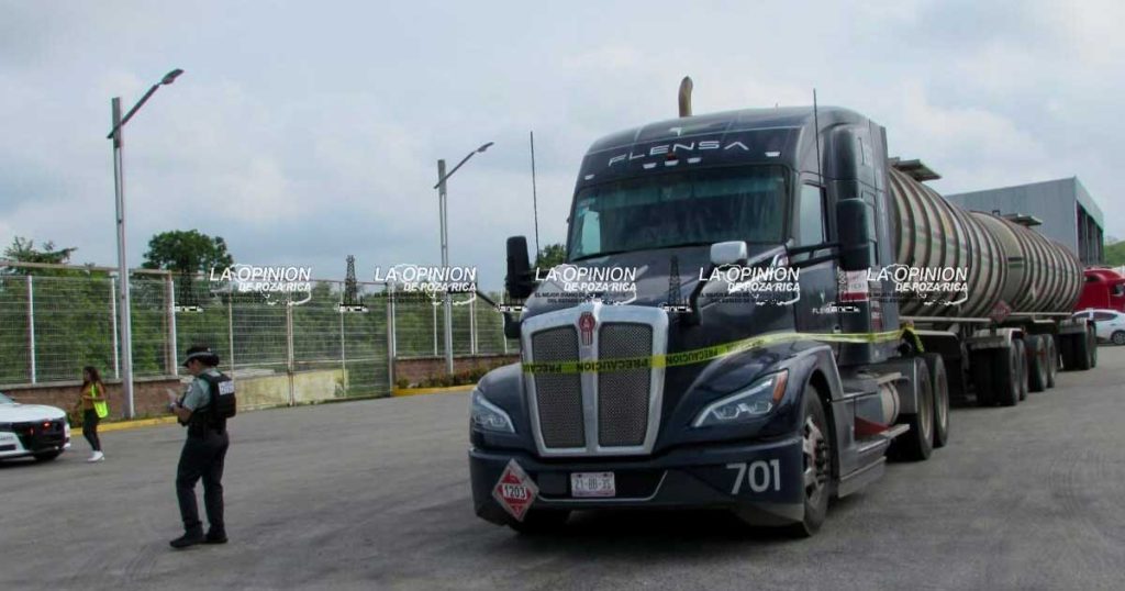 ¡Aseguran pipa y camioneta con combustible! ¡Aseguran pipa y camioneta con combustible!