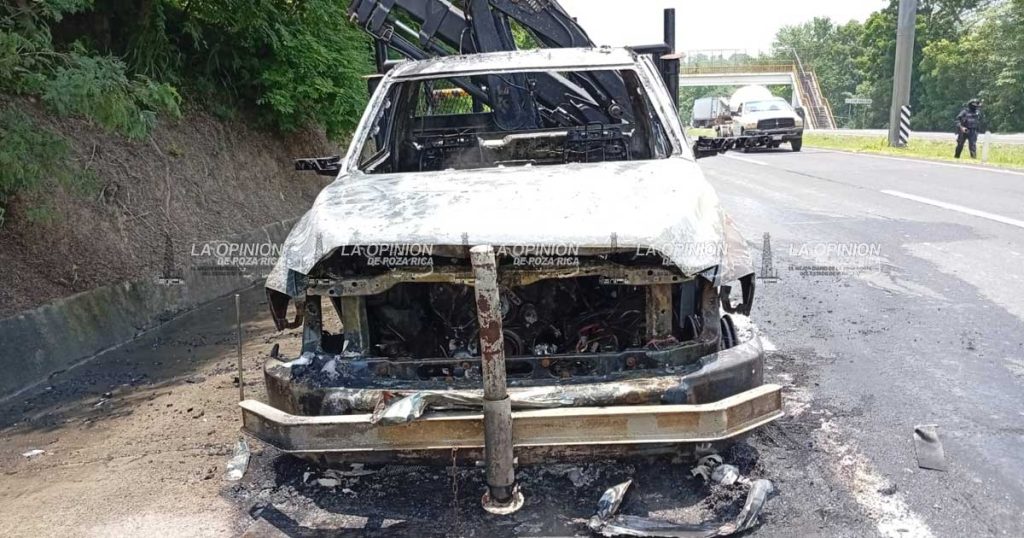 Grúa es consumida por el fuego Grúa es consumida por el fuego