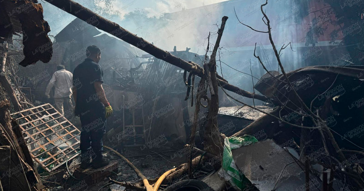 ¡Fuego arrasa taller de hojalatería! ¡Fuego arrasa taller de hojalatería!