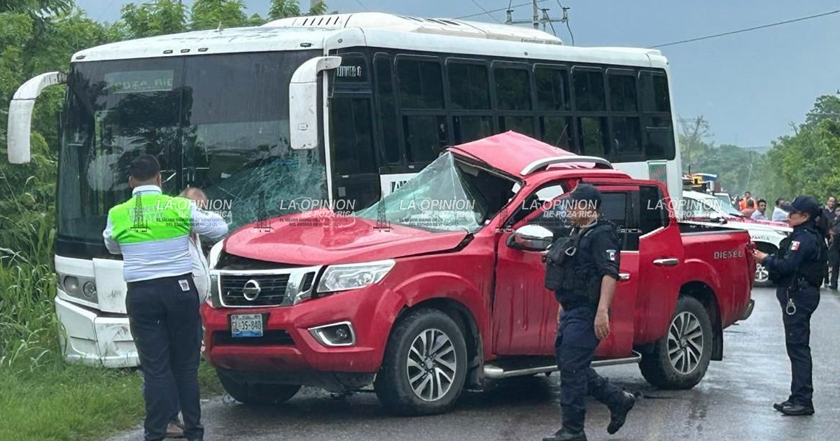 Joven pierde la vida al chocar camioneta contra autobús Joven pierde la vida al chocar camioneta contra autobús