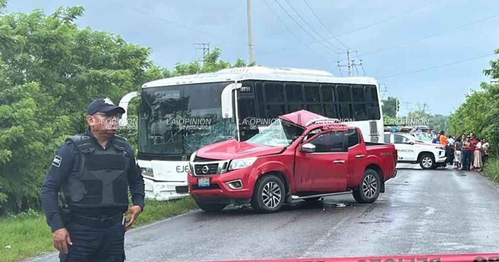 Joven pierde la vida al chocar camioneta contra autobús Joven pierde la vida al chocar camioneta contra autobús