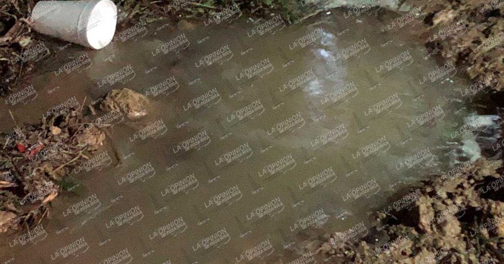 Rompen ducto de agua potable Rompen ducto de agua potable