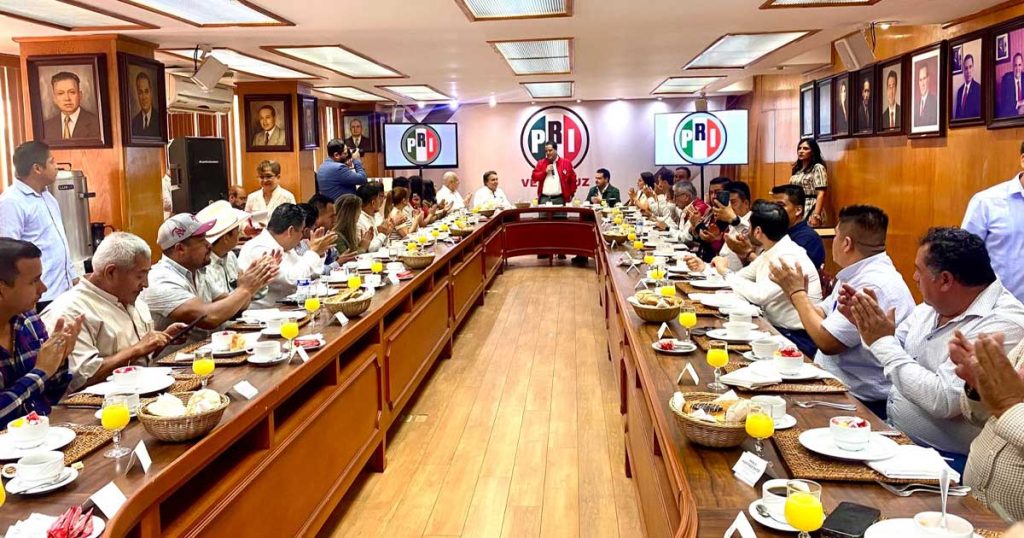 Alcaldes Electos del PRI se reúnen con la Gobernadora Rocío Nahle; destacan civilidad y compromiso con Veracruz Alcaldes Electos del PRI se reúnen con la Gobernadora Rocío Nahle; destacan civilidad y compromiso con Veracruz