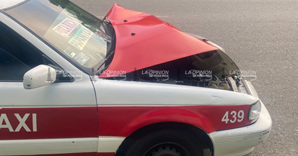 Se ensarta taxi debajo de camioneta Se ensarta taxi debajo de camioneta